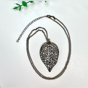 💛Antiqued Bronze Tone Filigree Leaf Pendant Long Necklace